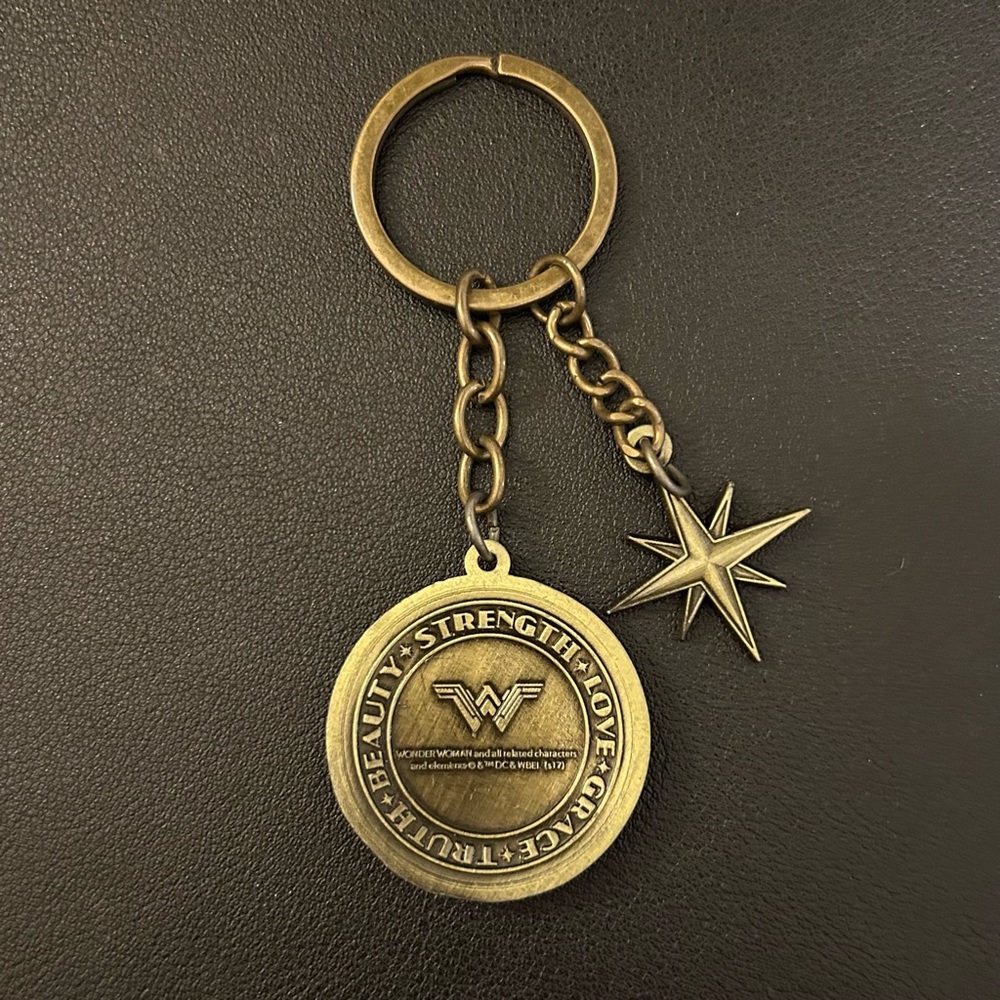 Wonder Woman Keychain - Picture 2 of 2